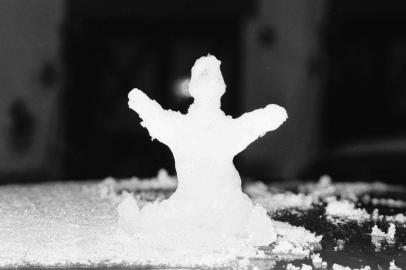 Boneco de neve feito em Porto Alegre. No dia 24/08/1984,  sexta-feira à tarde, nevou na Capital Gaúcha.#PÁGINA:34#ENVELOPE:24573#FOTO DIGITALIZADA