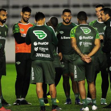  CAXIAS DO SUL, RS, BRASIL, 06/08/2019. Treino noturno do Juventude. Técnico Marquinhos Santos (D) orientou a equipe no estádio Alfredo Jaconi. O Ju está disputatndo a série C do Campeonato Brasileiro. (Porthus Junior/Agência RBS)