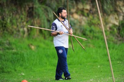  CAXIAS DO SUL, RS, BRASIL, 08/08/2019. Preparador físio da SER Caxias, Rafael dos Santos, durante o treino.  (Porthus Junior/Agência RBS)