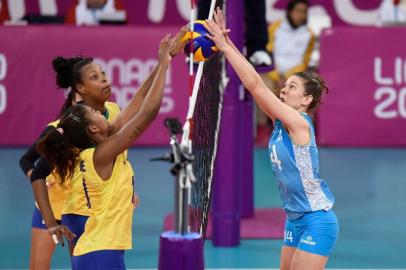  Depois de passar por Porto Rico na estreia, a seleção brasileira feminina de vôlei não conseguiu vencer a Argentina pela segunda rodada dos Jogos Pan-Americanos. Nesta quinta-feira (08.08), as brasileiras foram superadas pelas argentinas por 3 sets a 0 (25/23, 25/19 e 25/23), em Lima, no Peru. Brasil e Argentina estão no grupo B da competição ao lado de Porto Rico e dos Estados Unidos.