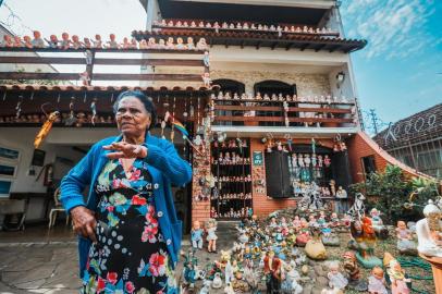  PORTO ALEGRE, RS, BRASIL, 08/08/2019: Casa de Bonecas: Julieta Padilha expõe sua coleção de bonecas em frente à casa, na Rua São Mateus, bairro Bom Jesus. (Foto: Omar Freitas / Agência RBS)Indexador: NGS