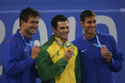  (L-R) US Nathan Adrian, Brazils Marcelo Chierighini and US Michael Chadwick pose with their silver, gold and bronze medals respectively, on the podium of the Swimming Mens 100m Freestyle Final A during the Lima 2019 Pan-American Games in Lima on August 8, 2019. (Photo by Pedro PARDO / AFP)Editoria: SPOLocal: LimaIndexador: PEDRO PARDOSecao: swimmingFonte: AFPFotógrafo: STF