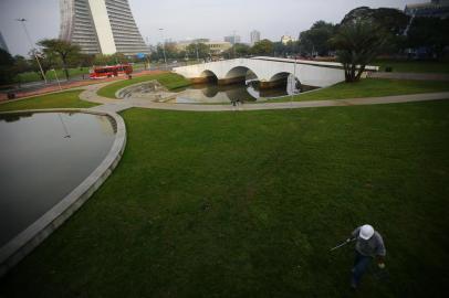  PORTO ALEGRE - BRASIL - A construtora responsável pelas obras do Largo dos Açorianos finaliza os trabalhos. (FOTO: LAURO ALVES)