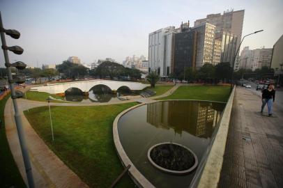  PORTO ALEGRE - BRASIL - A construtora responsável pelas obras do Largo dos Açorianos finaliza os trabalhos. (FOTO: LAURO ALVES)