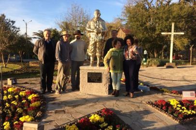 Estátua em homenagem a Padre Pedro Rizzon 