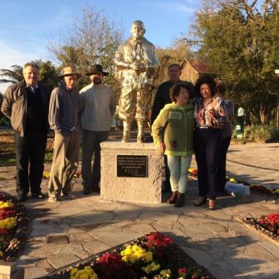 Estátua em homenagem a Padre Pedro Rizzon 