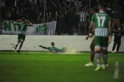 CAXIAS DO SUL, RS, BRASIL, 08/08/2019. Juventude x Tombense, jogo válido pela 16ª rodada do Grupo B da série C do Campeonato Brasileiro e realizado no estádio Alfredo Jaconi. Comemoração do segundo gol do Juventude, marcado pelo atacante Dalberto.  (Porthus Junior/Agência RBS)