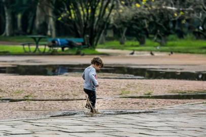  PORTO ALEGRE, RS, BRASIL, 09/08/2019: Fotos para matéria de clima em Porto Alegre. Redenção. (Foto: Omar Freitas / Agência RBS)Indexador: NGS