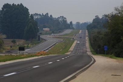  BR-116 - 09.08.2019Trechos duplicados na BR-116.Trechos duplicados da BR-116 em Camaquã e São Lourenço do Sul, que serão inaugurados oficialmente  por Bolsonaro na segunda-feira.KM - 383 da BR 116.FOTÓGRAFO: TADEU VILANI AGÊNCIA RBS EDITORIA NOTÍCIAS