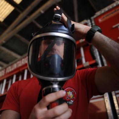  GARIBALDI, RS, BRASIL, 08/08/2019 - Corpo de Bombeiros Voluntários de Garibaldi está sem compressor, equipamento que permite recarregar cilindros de ar respirável imprescindível para o combate a incêndios. Além disso, precisam de escada mais alta e não conseguem recursos para erguer sede própria. NA FOTO: Ridan Villa, comandante. (Marcelo Casagrande/Agência RBS)