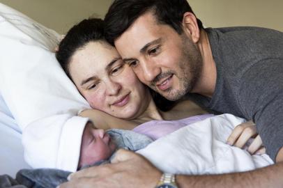  PORTO ALEGRE, RS, BRASIL, 06-08-2019: O casal Márcio Elon Rodrigues e Candida França Freitas no Hospital Moinhos de Vento com o filho recém-nascido, José. O bebê nasceu na madrugada de 6 de agosto e Márcio tornou-se pai. (Foto: Mateus Bruxel / Agência RBS)Indexador: Mateus Bruxel