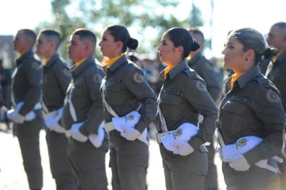 CAXIAS DO SUL, RS, BRASIL, 06/08/2019. 28 novos policiais militares são formados no 12º Batalhão de Polícia Militar, no bairro Kayser, em Caxias do Sul. A turma faz parte dos 2 mil novos soldados que passam a integrar a Brigada Militar a partir de agosto. (Porthus Junior/Agência RBS)