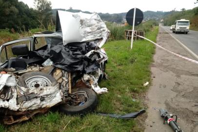 Acidente entre fusca e caminhão em Carlos Barbosa