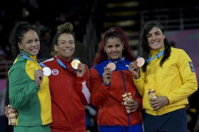  08.08.2019 - Jogos Pan-americanos Lima 2019 - Lima (PER) - Aline Silva, de vermelho, luta com a canadense  Justina Di Stasio e ganha medalha de prata, no Wrestling, categoria 76kg, no Coliseo Miguel Grau, em Lima. Aline com a medalha de prata..Foto:  Washington Alves/COBLocal: Lima