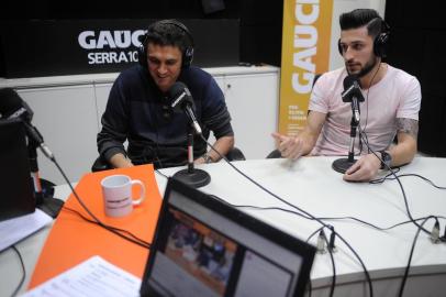  CAXIAS DO SUL, RS, BRASIL, 09/08/2019 - Programa show dos esportes na rádio gaúcha serra, com os convidados, Brandão e Brandãozinho, pai e filho, ex-jogadores do Caxias. Apresentação de Eduardo Costa e Rpdrigo Coedeiro. (Marcelo Casagrande/Agência RBS)