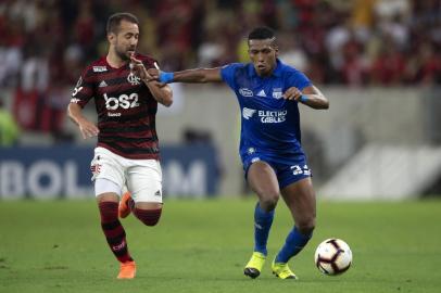 Ecuadors Emelec player Fernando Guerrero (R) vies for the ball with Brazils Flamengo player Everton Ribeiro during a Copa Libertadores football match at the Maracana stadium in Rio de Janeiro, Brazil, on July 31, 2019. (Photo by MAURO PIMENTEL / AFP)