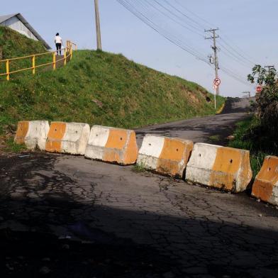  CAXIAS DO SUL, RS, BRASIL (09/08/2019)Moradores da Vila Ipiranga, no bairro Cristo Redentor, em Caxias do Sul, reclama do bloqueio na Rua Primo Antonio Bertoletti, que fica próximo ao km 152, da BR-116. (Antonio Valiente/Agência RBS)