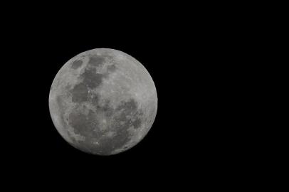  PORTO ALEGRE, RS, BRASIL 13/11/2016 - Super Lua 13/11. (FOTO: JEFFERSON BOTEGA/AGÊNCIA RBS).