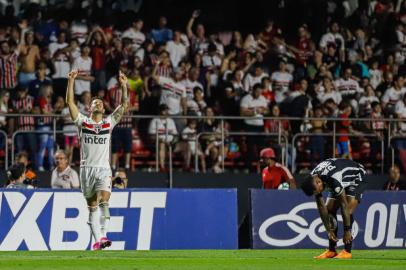 Sao Paulo e Santos realizam jogo valido pela 14a. (decima quarta) rodada do Campeonato Brasileiro, na tarde deste sabado (10), no Estadio do Morumbi. Gol de Alexandre Pato.Foto: Beto Miller/AM Press/Lancepress!