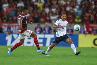 RS - FUTEBOL/CAMPEONATO BRASILEIRO 2019 /GREMIO X FLAMENGO - ESPORTES - Lance da partida entre Flamengo e Gremio disputada na noite deste sabado, na Estadio Maracana, no Rio de Janeiro, em partida valida pela Campeonato Brasileiro 2019. FOTO: LUCAS UEBEL/GREMIO FBPA