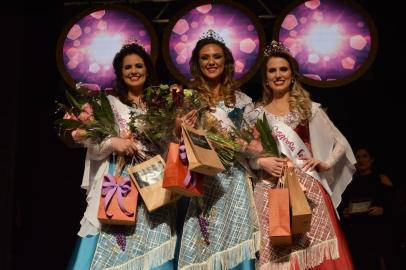 A candidata Fernanda Molon Andreazza, representante das entidades  Rotary Club, Circolo Vicentini e Grupo Andreazza foi eleita rainha da Fenavindima, em Flores da Cunha. As princesas escolhidas foram Júlia Brandalise Dondé, representante da Caderode Móveis para Escritório, e Sabrina Variani, representando o SER Duque de Caxias ¿ Linha 60, Vinícola Galiotto e Casagranda Sucos de Uva.