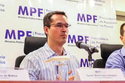 PROCURADORES CONCEDEM COLETIVA NA SEDE DO MPPR - SEGUNDA INSTÂNCIA/STF/MARCO AURÉLIO - POLÍTICA - O coordenador da força-tarefa da Operação Lava Jato, procurador da República Deltan   Dallagnol, concede entrevista coletiva na sede do Ministério Público, no centro em   Curitiba (PR), nesta quarta-feira, 19. Ele afirmou que é absolutamente equivocada a   decisão do ministro Marco Aurélio Mello, do Supremo Tribunal Federal (STF), de mandar   soltar presos condenados em 2ª instância. Cerca de 50 minutos após a decisão, o ex-  presidente Lula-preso e condenado a 12 anos e 1 mês de cadeia pelo Tribunal Regional   Federal da 4.ª Região por corrupção e lavagem de dinheiro no caso triplex do Guarujá-   pediu alvará de soltura.   19/12/2018 - Foto: GERALDO BUBNIAK/AGB/ESTADÃO CONTEÚDOEditoria: POLÍTICALocal: CURITIBAIndexador: GERALDO BUBNIAKFotógrafo: AGB