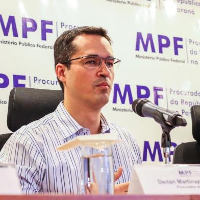 PROCURADORES CONCEDEM COLETIVA NA SEDE DO MPPR - SEGUNDA INSTÂNCIA/STF/MARCO AURÉLIO - POLÍTICA - O coordenador da força-tarefa da Operação Lava Jato, procurador da República Deltan   Dallagnol, concede entrevista coletiva na sede do Ministério Público, no centro em   Curitiba (PR), nesta quarta-feira, 19. Ele afirmou que é "absolutamente equivocada" a   decisão do ministro Marco Aurélio Mello, do Supremo Tribunal Federal (STF), de mandar   soltar presos condenados em 2ª instância. Cerca de 50 minutos após a decisão, o ex-  presidente Lula-preso e condenado a 12 anos e 1 mês de cadeia pelo Tribunal Regional   Federal da 4.ª Região por corrupção e lavagem de dinheiro no caso triplex do Guarujá-   pediu alvará de soltura.   19/12/2018 - Foto: GERALDO BUBNIAK/AGB/ESTADÃO CONTEÚDOEditoria: POLÍTICALocal: CURITIBAIndexador: GERALDO BUBNIAKFotógrafo: AGB