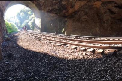 Trajeto da estrada de ferro entre as estações de Bento Gonçalves e Jaboticaba tem túneis, mas está se deteriorando há anos.