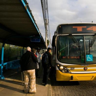  PORTO ALEGRE, RS, BRASIL. 29.07.2019.A linha T4, operada pela Carris, é o itinerários com mais reclamações de atrasos em Porto Alegre. Conforme dados da EPTC, foram 172 reclamações, no período de 1 janeiro a 28 de julho de 2019. Na foto, terminal da linha T4, no BarraShoppingSul.  (FOTO ANDRÉA GRAIZ/AGÊNCIA RBSIndexador: Andrea Graiz