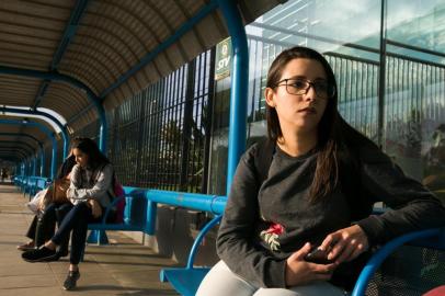  PORTO ALEGRE, RS, BRASIL. 29.07.2019. Jeniffer Alves. A linha T4, operada pela Carris, é o itinerários com mais reclamações de atrasos em Porto Alegre. Conforme dados da EPTC, foram 172 reclamações, no período de 1 janeiro a 28 de julho de 2019. Na foto, terminal da linha T4, no BarraShoppingSul.  (FOTO ANDRÉA GRAIZ/AGÊNCIA RBSIndexador: Andrea Graiz