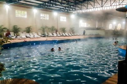 Parque termal Amsterland.Inaugurado no mês passado, em Santana no Livramento, é o primeiro parque termal da região. São três piscinas em uma área interna de 4,2 mil m², que compreende também de dois toboáguas e um espaço kids, além de duas piscinas a céu aberto.