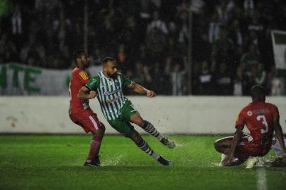 CAXIAS DO SUL, RS, BRASIL, 08/08/2019. Juventude x Tombense, jogo válido pela 16ª rodada do Grupo B da série C do Campeonato Brasileiro e realizado no estádio Alfredo Jaconi.  Aos 40, o Ju confirmou a importante vitória com Dalberto. Ele aproveitou que a bola parou na água para chutar para o fundo da rede: Juventude 2x0 Tombense. (Porthus Junior/Agência RBS)