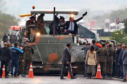  BARRA DO RIBEIRO, RS, BRASIL - 12/08/2019 - Presidente Jair Bolsonaro visita a BR 116 no km 328, onde obras estão sendo executadas pelo exército.(FOTOGRAFO: FERNANDO GOMES / AGENCIA RBS)