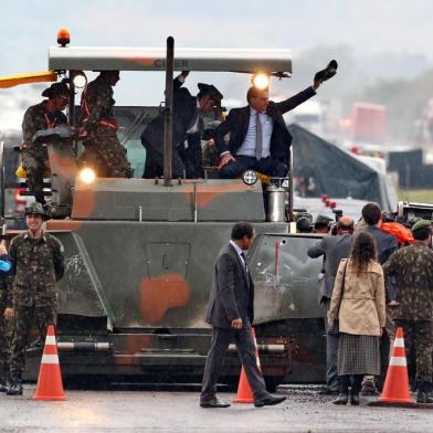  BARRA DO RIBEIRO, RS, BRASIL - 12/08/2019 - Presidente Jair Bolsonaro visita a BR 116 no km 328, onde obras estão sendo executadas pelo exército.(FOTOGRAFO: FERNANDO GOMES / AGENCIA RBS)