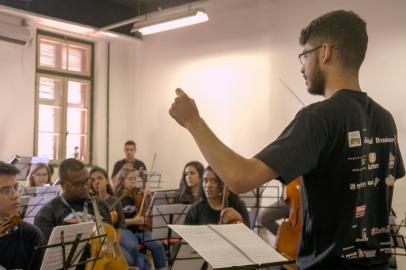 Documentário Caminhos da Aprendizagem, com direção de André Costantin e produção executiva de Daniel Herrera.