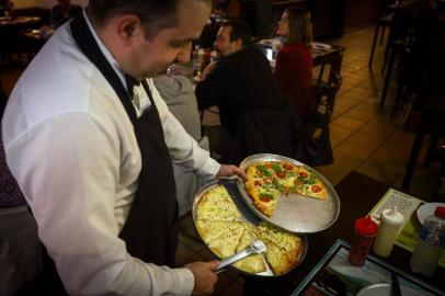  PORTO ALEGRE, RS, BRASIL, 09/08/2019: Pizzaria Xuvisko é a mais antiga de rodízio do EstadoIndexador: ISADORA NEUMANN