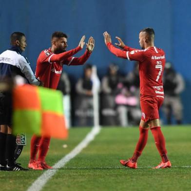 2019¿07-24 Nacional-URU x Inter pela Copa Libertadores 2019. Rafael Sobis e Nico López. Foto Ricardo Duarte, Inter, divulgação