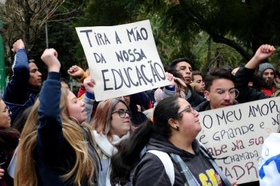  CAXIAS DO SUL, RS, BRASIL (13/08/2019)Manifestação de estudantes na Praça Dante em Caxias do Sul. (Antonio Valiente/Agência RBS)