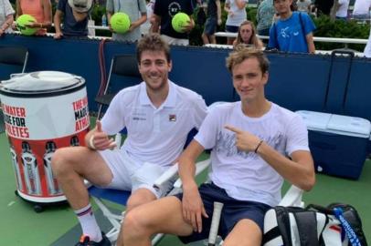   O tenista caxiense Marcelo Demoliner, 48º do mundo, volta as quadras nesta quarta-feira, após período afastado por lesão na perna esquerda. Atuando ao lado do russo Daniil Medvedev, ele estreia no Masters 1000 de Cincinnati, nos Estados Unidos, evento sobre o piso rápido com premiação de US$ 6 milhões. 