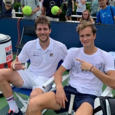   O tenista caxiense Marcelo Demoliner, 48º do mundo, volta as quadras nesta quarta-feira, após período afastado por lesão na perna esquerda. Atuando ao lado do russo Daniil Medvedev, ele estreia no Masters 1000 de Cincinnati, nos Estados Unidos, evento sobre o piso rápido com premiação de US$ 6 milhões. 