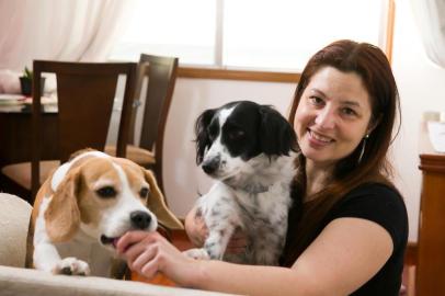  PORTO ALEGRE, RS, BRASIL, 13.08.2019- Guaciara Gill Avila, tem a guarda compartilhada dos dois cachorros com ex. (FOTO ANDRÉA GRAIZ/AGÊNCIA RBS)Indexador: Andrea Graiz