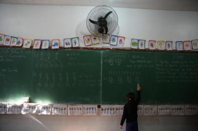  PORTOALEGRE-RS-BR 04.07.2017Escola Estadual Clotilde Cachapuz de Medeiros.Escolas estaduais que receberam R$ 150 mil para fazer reforma. Nos dias de chuva e muita umidade, o quadro da sala de aula, dá choque elétrico.FOTÓGRAFO: TADEU VILANI AGÊNCIARBS