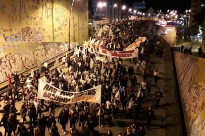 Protesto em defesa da educação em Porto Alegre. Manifestantes caminham na entrada do  Túnel da Conceição