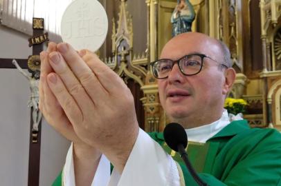 Um dos religiosos mais populares de Caxias do Sul, o padre Renato Ariotti, 57 anos, se despede da Paróquia Santa Catarina. Ele assumirá o posto de pároco na Paróquia Sagrado Coração de Jesus, no bairro Cruzeiro, a partir do dia 10 de fevereiro.