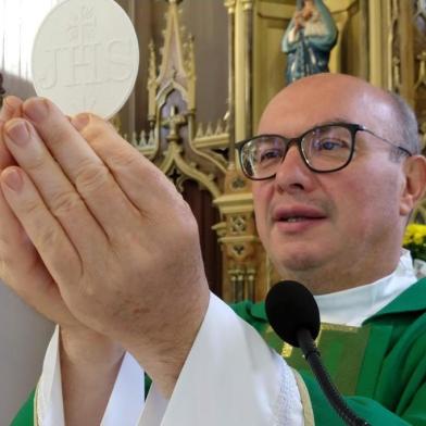 Um dos religiosos mais populares de Caxias do Sul, o padre Renato Ariotti, 57 anos, se despede da Paróquia Santa Catarina. Ele assumirá o posto de pároco na Paróquia Sagrado Coração de Jesus, no bairro Cruzeiro, a partir do dia 10 de fevereiro.