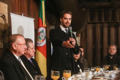 PORTO ALEGRE, RS, BRASIL, 14/08/2019 - O governador Eduardo Leite participou, na manhã desta quarta-feira (14/8), do lançamento do Relatório Social 2019 da Associação Gaúcha de Emissoras de Rádio e Televisão (AGERT). Lançado anualmente, o relatório foi apresentado pela vice-presidente Myrna Proença, com a presença do presidente Roberto Cervo Melão e da secretária estadual de Comunicação, Tânia Moreira. Fotos: Felipe Dalla Valle/Palácio Piratini