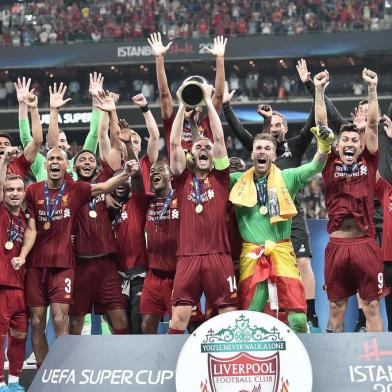 Liverpool team poses with the trophy after winning the UEFA Super Cup 2019 football match between FC Liverpool and FC Chelsea at Besiktas Park Stadium in Istanbul on August 14, 2019. (Photo by OZAN KOSE / AFP)