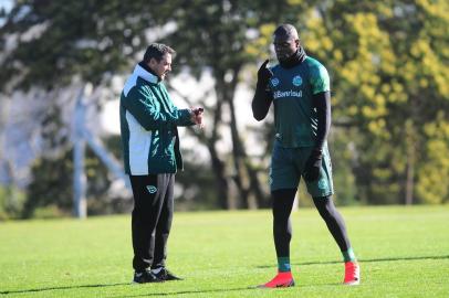  CAXIAS DO SUL, RS, BRASIL, 14/08/2019. Treino do Juventude. O Ju está disputando a série C do Campeonato Brasileiro. Na foto, técnico Marquinhos Santos (E) e o zagueiro Diego Ivo. (Porthus Junior/Agência RBS)Indexador: Porthus Junior                  