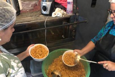 Entre sacolas de lixo rasgadas, onde cães dividem espaço com carrinhos de papeleiros que esquivam dos buracos da rua e das poças, vivem os porto-alegrenses com o menor Índice de Desenvolvimento Humano (IDH) da cidade.