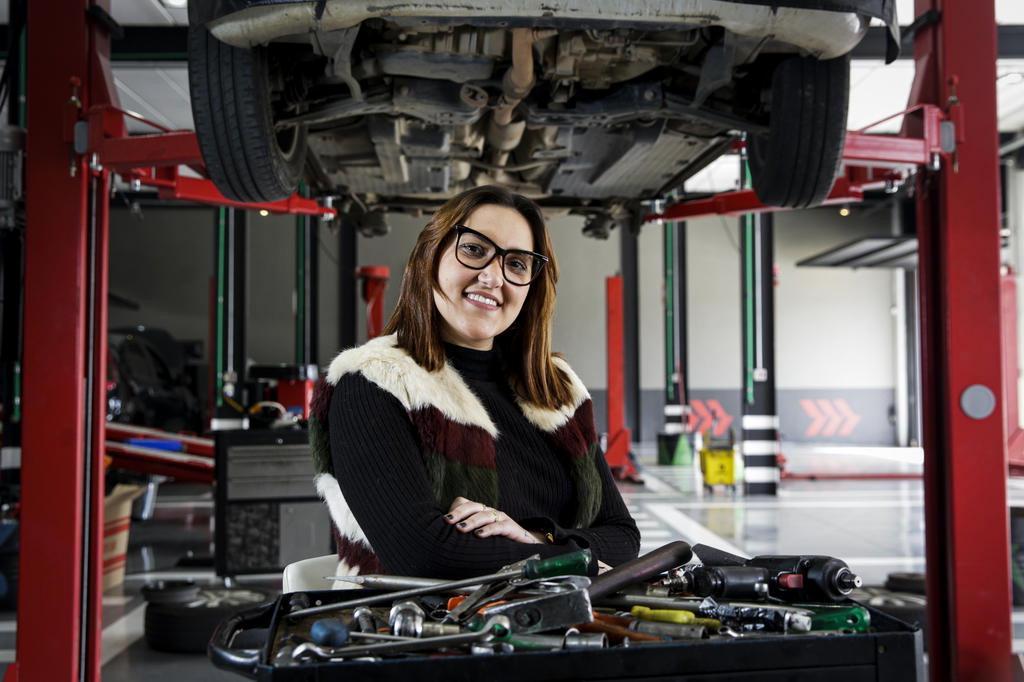 Sem mulher pelada na parede: jovem gestora moderniza oficina fundada pelo  avô | Donna